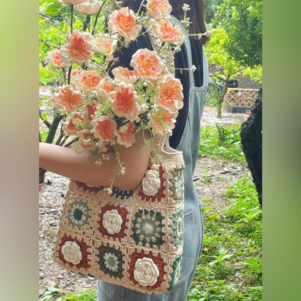 BEIGE Granny Square Crochet Floral Shoulder Bag - Picture 3 of 4
